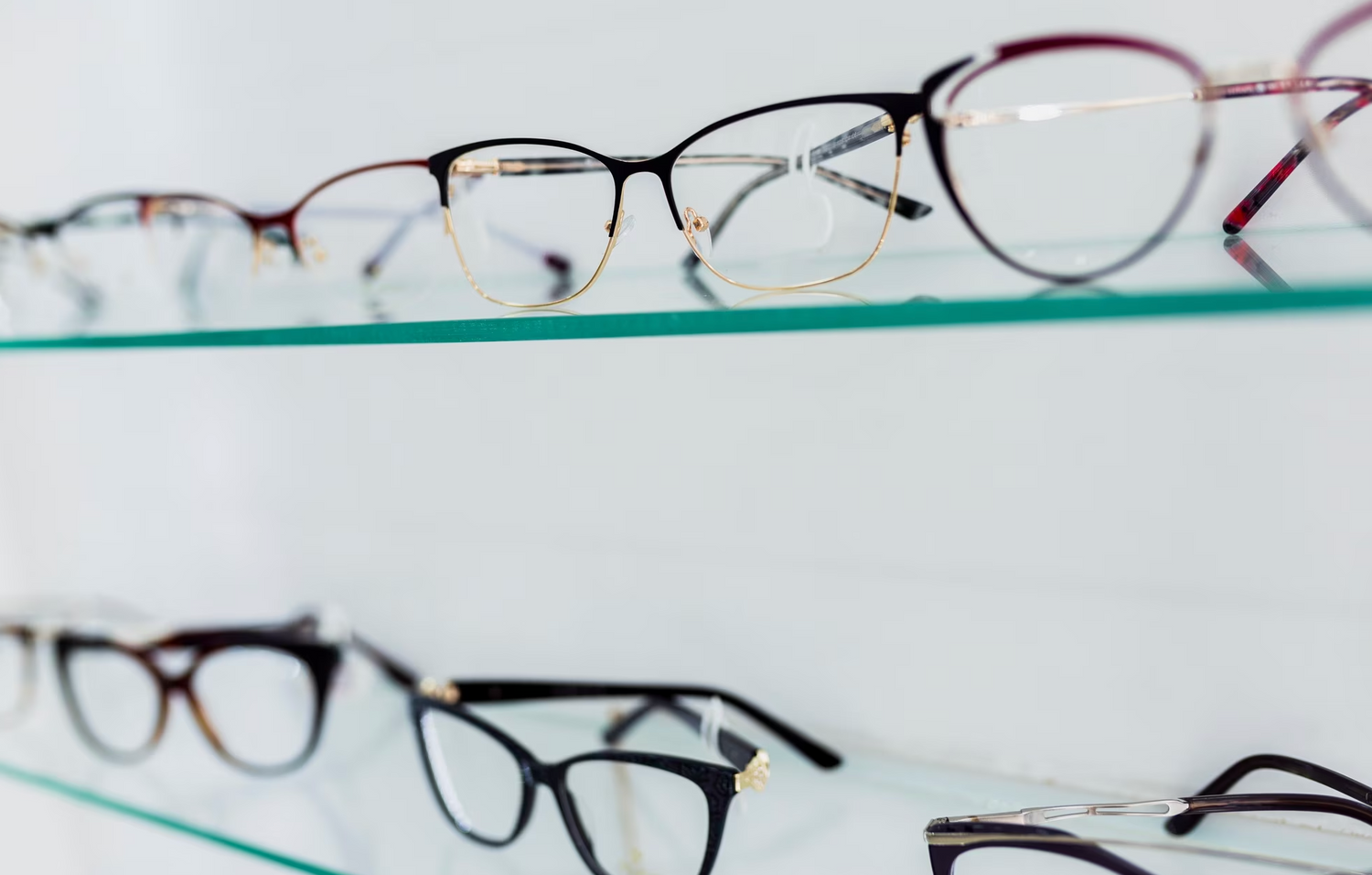 Choosing the Perfect Frame Material: A Comprehensive Guide by Eyewear Specialists